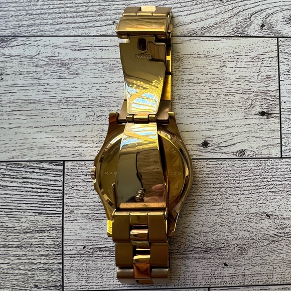 MARC by Marc Jacobs Women’s Wrist Watch. Gold-Toned Band. - Picture 5 of 12